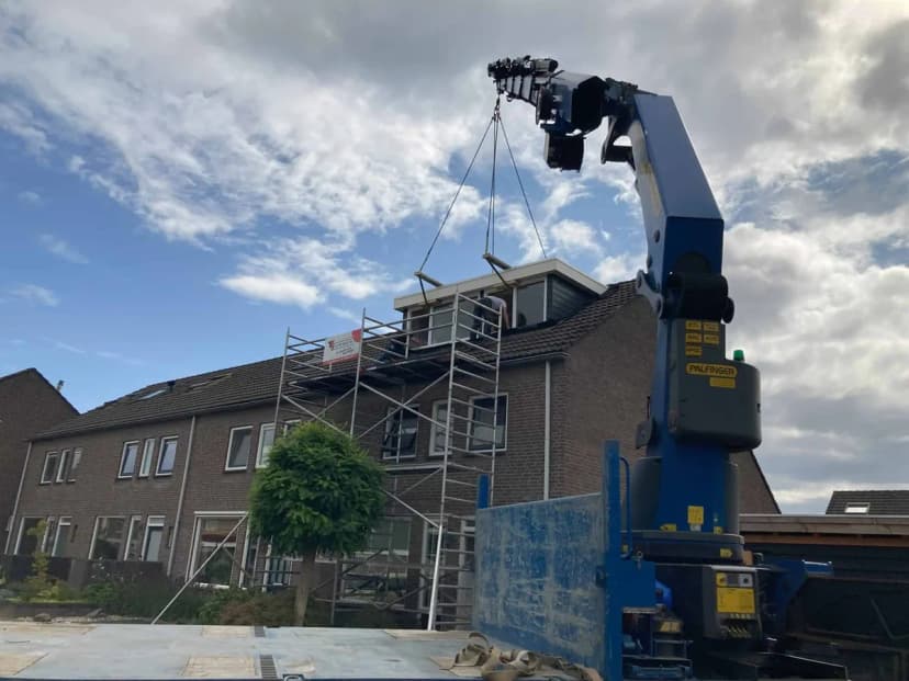 Dakkapel op het schuine dakvlak van een woning