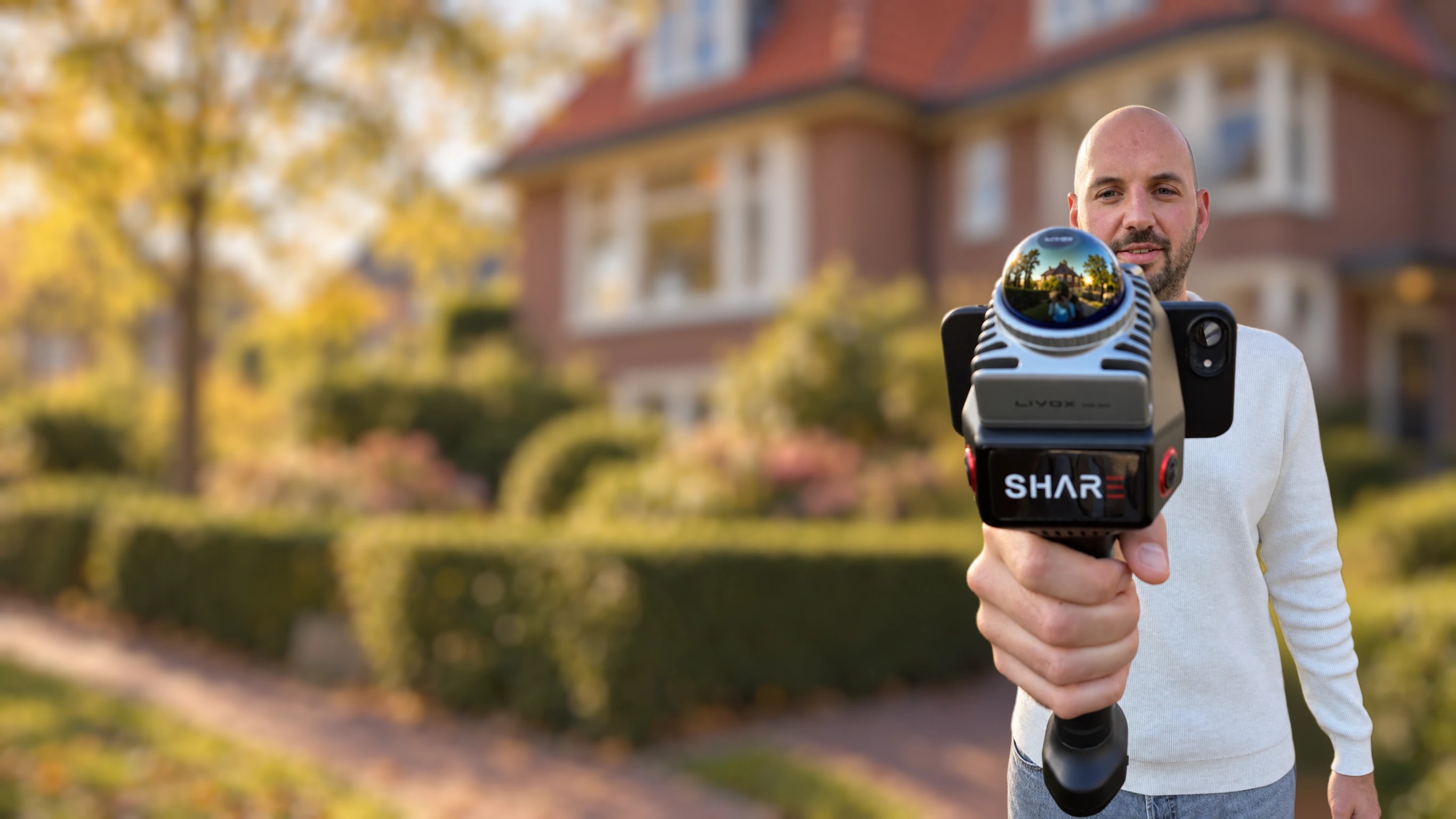 Tekenaar van WILTEK met een LiDAR-handscanner voor een jaren 30-woning