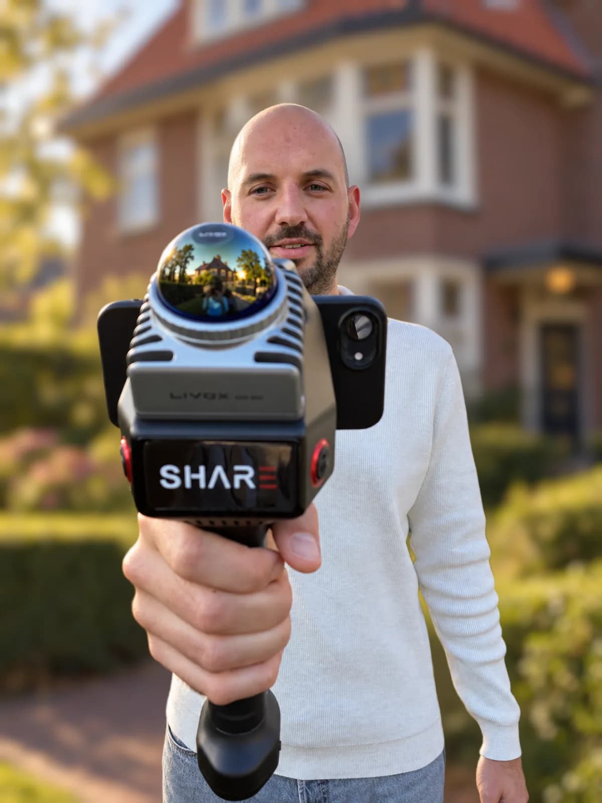 Tekenaar van WILTEK met een LiDAR-handscanner voor een jaren 30-woning