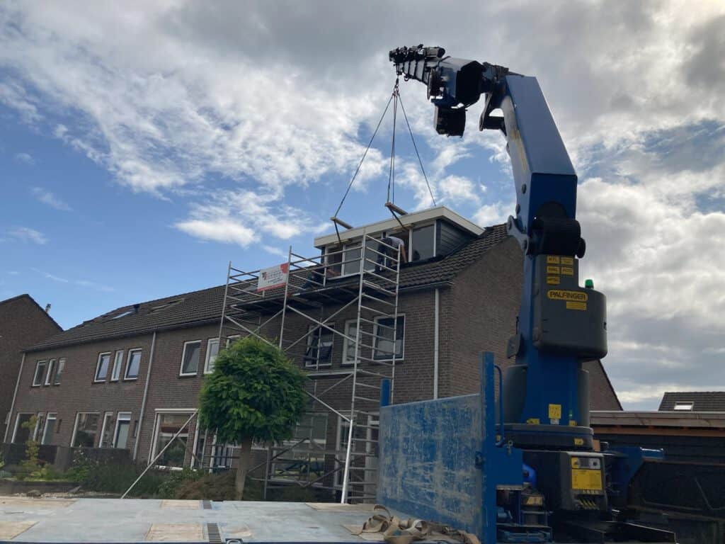 Moderne Nederlandse woning met een nieuw geplaatste dakkapel aan de voorzijde. Ideaal voor extra licht en ruimte. Ontdek of je een vergunning nodig hebt op WILTEK.nl.